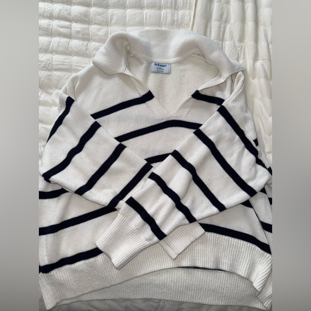 Old Navy Black and White V-Neck Sweater